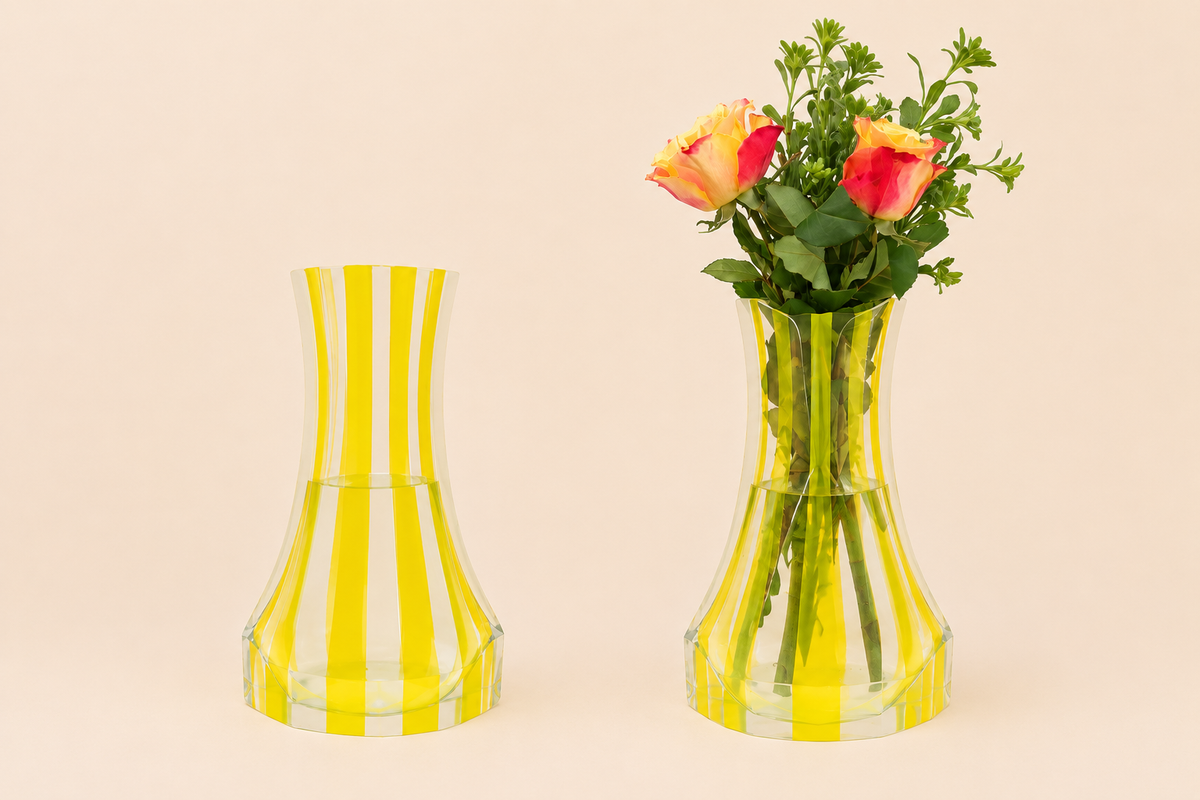 Opvouwbare vaas met oranje strepen gevuld met bloemen